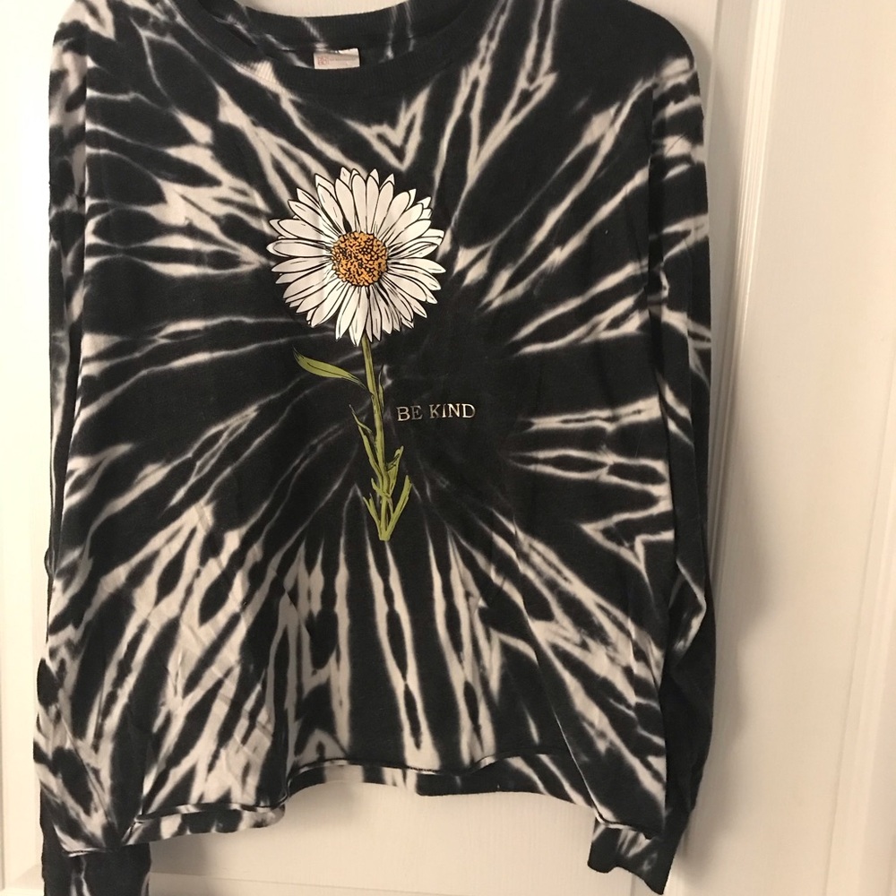 No Boundaries Black and White Tie-Dye Long Sleeve Tee (Preowned Excellent)